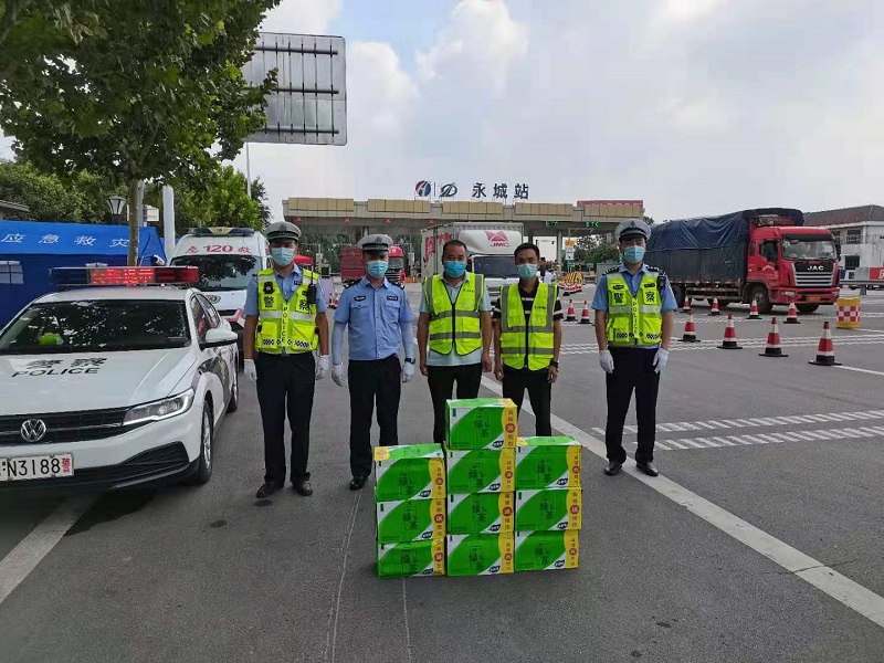 集團(tuán)在建項(xiàng)目紛紛送清涼慰問(wèn)一線防疫執(zhí)勤人員2 2021.08.10.jpg