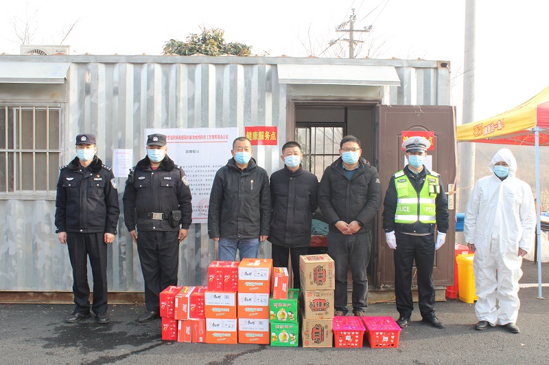 大別山明雞高速3-3工區(qū)捐贈(zèng)抗疫物資與當(dāng)?shù)財(cái)y手共抗疫情.jpg