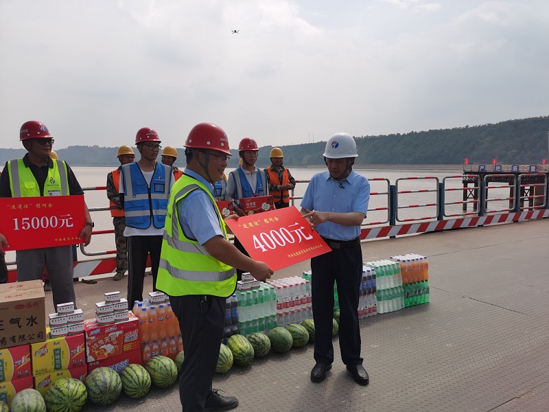 河南省總工會到焦滎四標(biāo)送清涼活動[1].jpg