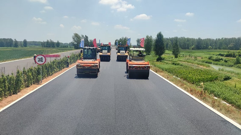 沈遂段II標(biāo)瀝青上面層試驗(yàn)段成功攤鋪.jpg